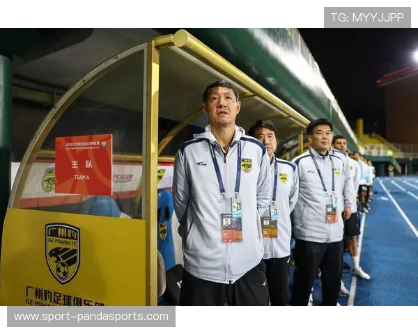 足球球星舆论风暴：争议与荣誉交织下的公众形象塑造与挑战